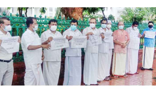 പ്ര​വാ​സി​ക​ളോ​ടു​ള്ള അ​വ​ഗ​ണ​ന –ഒ.​​െഎ.​സി.​സി നി​ൽ​പ് സ​മ​രം ന​ട​ത്തി