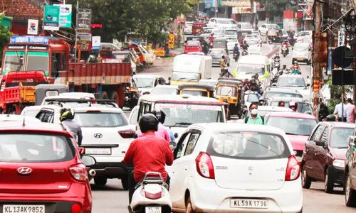 നാ​ല്‌ വിഭാഗമായി തിരിച്ചുള്ള നിയന്ത്രണം കടലാസിൽ; നാടും നഗരവും നിറഞ്ഞ് ജനം