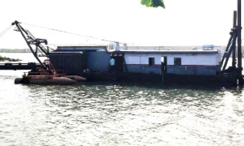 നീണ്ടകര ഹാർബറിൽ ഡ്രെഡ്​ജിങ് പുനരാരംഭിച്ചു