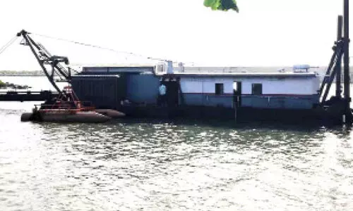 നീണ്ടകര ഹാർബറിൽ ഡ്രെഡ്​ജിങ് പുനരാരംഭിച്ചു