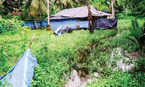 വെ​ള്ള​ക്കെ​ട്ട്: മൃ​ത​ദേ​ഹം സം​സ്ക​രി​ച്ച​ത് ക​ൽ​ഭി​ത്തി​യു​ടെ മു​ക​ളി​ൽ