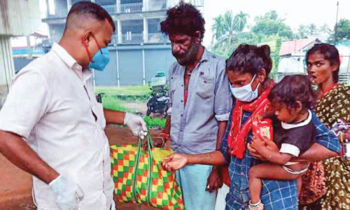 ദു​രി​ത​ത്തി​ലാ​യ നാ​ടോ​ടി സം​ഘ​ത്തി​ന്​ സ​ഹാ​യ​മെ​ത്തി​ച്ച് ഓ​​ട്ടോ ഡ്രൈ​വ​ർ