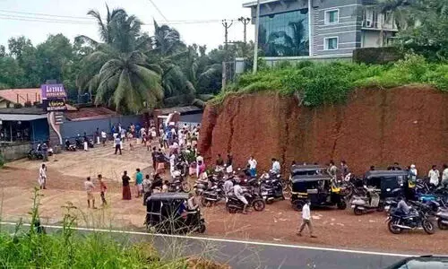 മദ്യഷോപ്പിൽ തിരക്കിന് പൊലീസ്​ കാവൽ; സ്​കൂളിൽ പുസ്തക വിതരണം നിർത്തിച്ചു