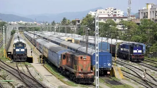 പുതുക്കുന്ന റെയിൽവേ സ്​റ്റേഷനുകളിൽ യൂസേഴ്​സ്​ ഫീ