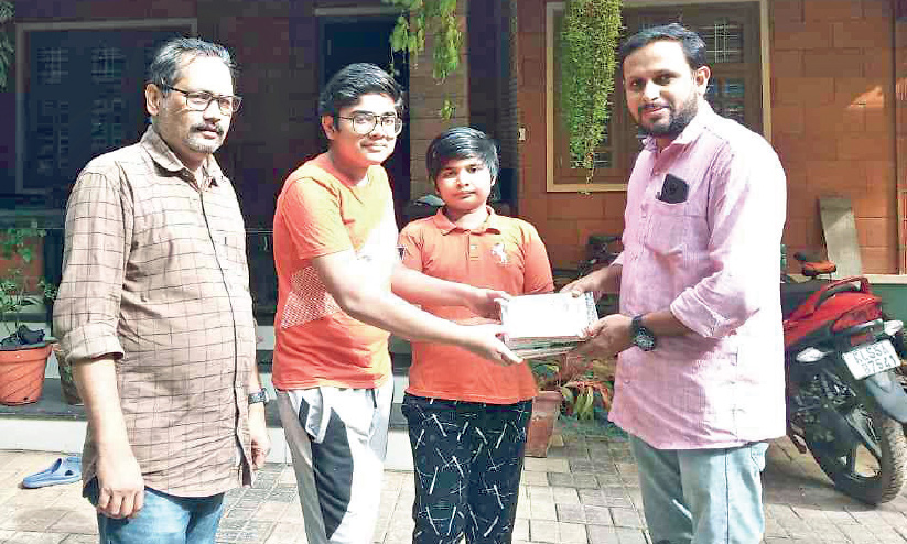 teachers with books to students home teachers with books to students home