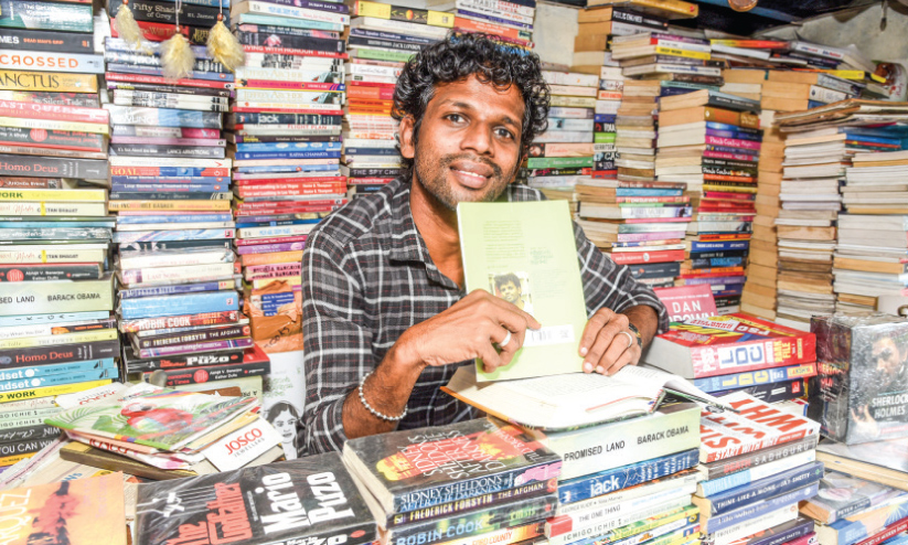 തെരുവോരത്ത് ഷംനാദിെൻറ എഴുത്തുജീവിതം തെരുവോരത്ത് ഷംനാദിെൻറ എഴുത്തുജീവിതം