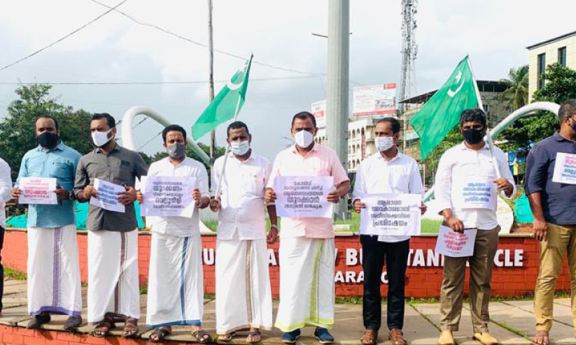 പള്ളികൾ തുറക്കണം; വ്യാപക പ്രതിഷേധം പള്ളികൾ തുറക്കണം; വ്യാപക പ്രതിഷേധം