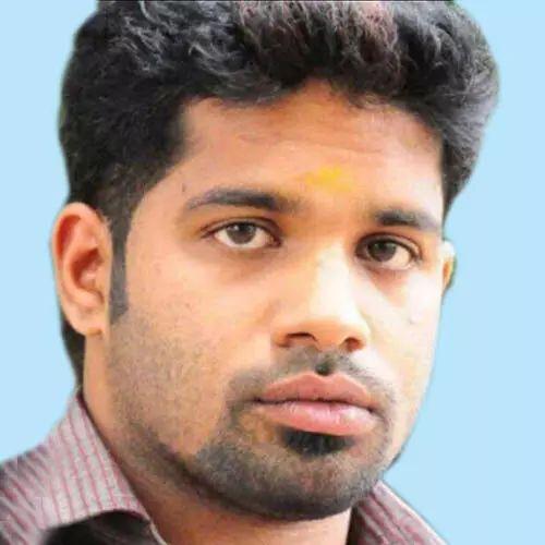 കാ​റി​ടി​ച്ച് പ​രി​ക്കേ​റ്റ ബൈ​ക്ക്  യാ​ത്രി​ക​ൻ മ​രി​ച്ചു