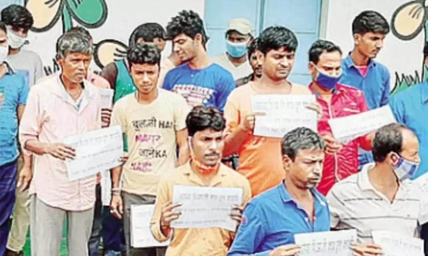 ബി.​ജെ.പിയിൽ നിന്നല്ലേ, ശുദ്ധിയായിട്ട്​ വന്നാൽ മതി -തിരികെയെത്തിയ 300 പ്രവർത്തകരെ തൃണമൂൽ സ്വീകരിച്ചത്​ ഗംഗാജലം തളിച്ച്​