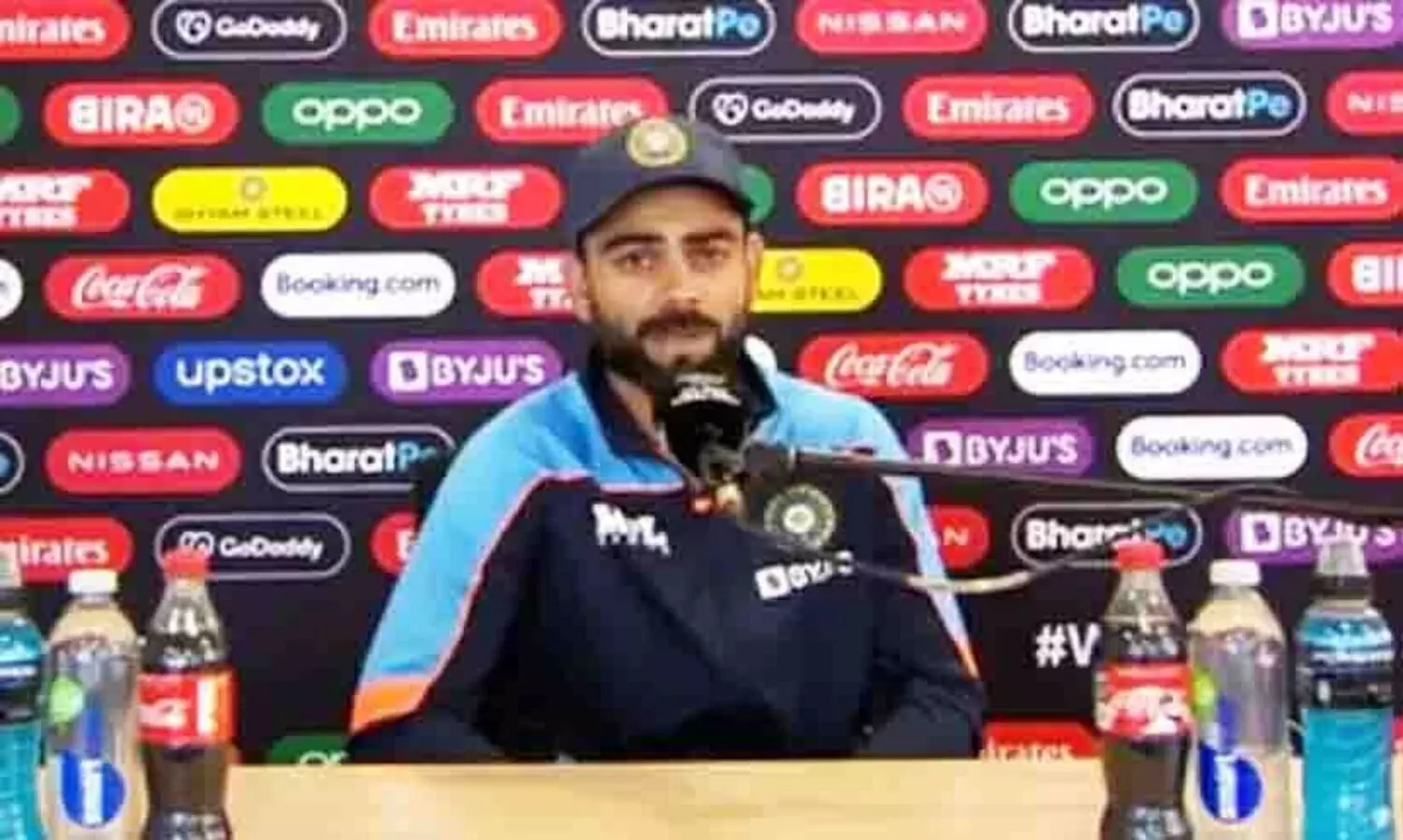 റൊണാൾഡോയുടെ ആരാധകനായിട്ടും മുന്നിലിരുന്ന കൊ​ക്ക കോള മാറ്റാതെ കോഹ്​ലി; ആരാധകർക്ക്​ നിരാശ