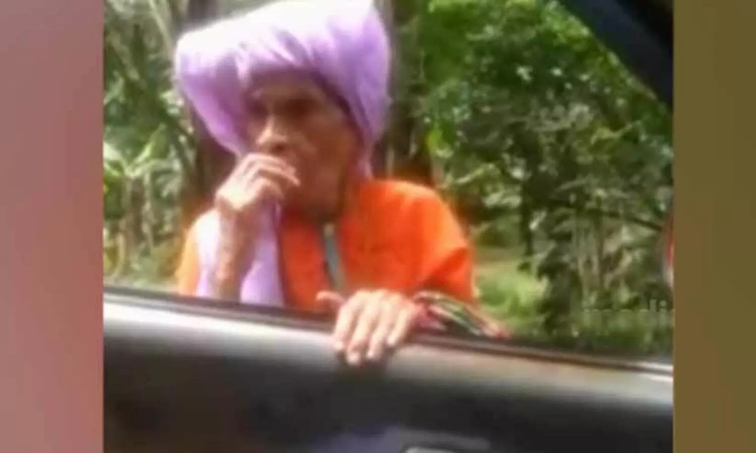 മാസ്ക് ധരിക്കാത്ത വയോധികക്ക് നോട്ടീസ് നൽകുന്ന വിഡി​യോക്ക്​ കടുത്ത വിമർശനം