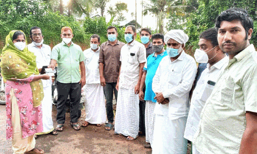 ചി​കി​ത്സ​യി​ൽ ക​ഴി​യു​ന്ന യു​വാ​വി​ന്​ നാ​ട്ടി​ൽ ധ​ന​സ​ഹാ​യം ന​ൽ​കി