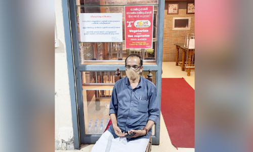 ഇരുന്ന് ഭക്ഷണം കൊടുക്കാൻ അനുമതിക്കായി ഹോട്ടലുടമയുടെ നിരാഹാരം