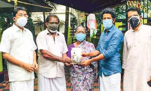 പത്രവിതരണ രംഗത്തെ ദമ്പതികൾക്ക് ആദരം