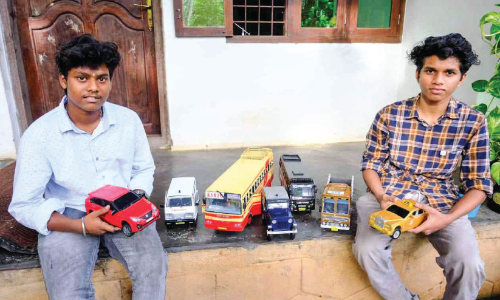 വാ​ഹ​ന​ങ്ങ​ളു​ടെ തകർപ്പൻ കു​ഞ്ഞ​ൻ പ​തി​പ്പു​ക​ളുമായി ര​ണ്ട്​ മി​ടു​ക്ക​ന്മാ​ർ