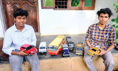 വാ​ഹ​ന​ങ്ങ​ളു​ടെ തകർപ്പൻ കു​ഞ്ഞ​ൻ പ​തി​പ്പു​ക​ളുമായി ര​ണ്ട്​ മി​ടു​ക്ക​ന്മാ​ർ