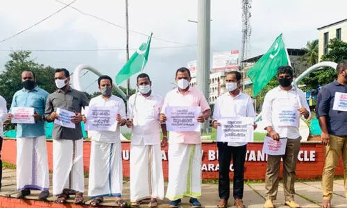 പള്ളികൾ തുറക്കണം; വ്യാപക പ്രതിഷേധം