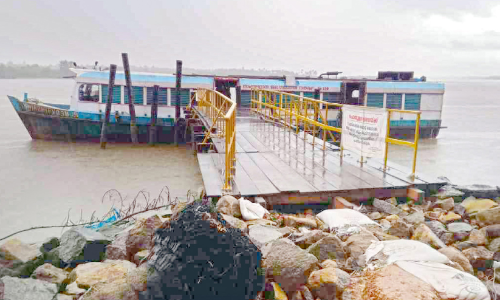 മാട്ടൂൽ -അഴീക്കൽ കടവ്: മറുകര കടക്കണം; ജീവൻ വെള്ളത്തിലാവാതെ..