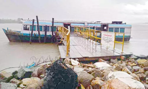 മാട്ടൂൽ -അഴീക്കൽ കടവ്: മറുകര കടക്കണം; ജീവൻ വെള്ളത്തിലാവാതെ..