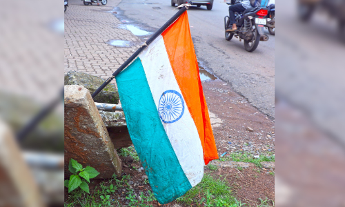 ക​ണ്ണൂ​ര്‍ ക​ല​ക്ട​റേ​റ്റി​നു മു​ന്നി​ല്‍ പ്ലാസ്​റ്റിക് പൈപ്പിൽ ദേശീയപതാക