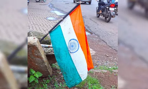 ക​ണ്ണൂ​ര്‍ ക​ല​ക്ട​റേ​റ്റി​നു മു​ന്നി​ല്‍ പ്ലാസ്​റ്റിക് പൈപ്പിൽ ദേശീയപതാക