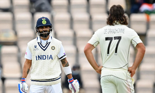 അടിവേരിളക്കാൻ ന്യൂസിലാൻഡ് പേസ്​ പട​; അടിപതറാതിരിക്കാൻ ഇന്ത്യ പൊരുതുന്നു