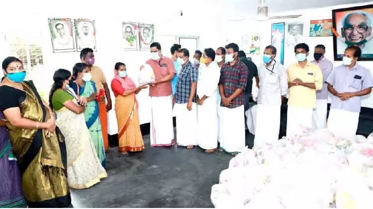 ദമ്മാം ഒ.െഎ.സി.സി ഭക്ഷ്യകിറ്റുകൾ വിതരണം ചെയ്തു ദമ്മാം ഒ.െഎ.സി.സി ഭക്ഷ്യകിറ്റുകൾ വിതരണം ചെയ്തു