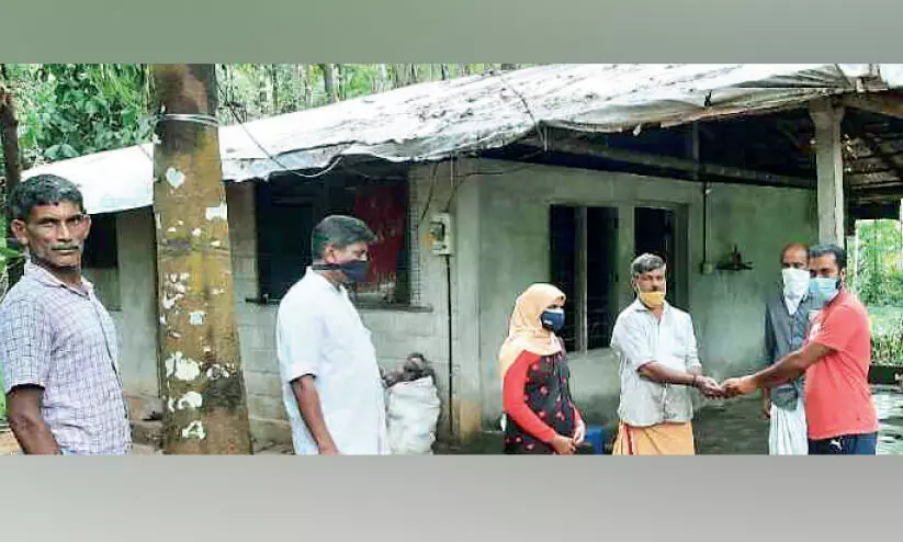 നാട്ടുകാർ കൈകോർത്തു ചോർന്നൊലിച്ച് ദുരിതത്തിലായ കുടുംബത്തിെൻറ വീട് താൽക്കാലികമായി നന്നാക്കി നാട്ടുകാർ കൈകോർത്തു ചോർന്നൊലിച്ച് ദുരിതത്തിലായ കുടുംബത്തിെൻറ വീട് താൽക്കാലികമായി നന്നാക്കി