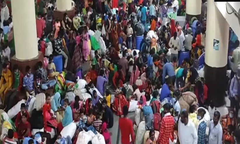 moradabad labours crowd