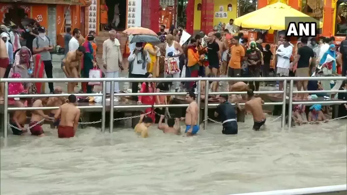 കോവിഡ്​ നിയന്ത്രണം ലംഘിച്ച്​ ഹരിദ്വാറിൽ ഗംഗസ്​നാനം; പ​ങ്കെടുത്തത്​ നിരവധിപേർ