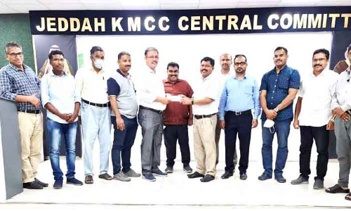 കോ​ഴി​ക്കോ​ട് ജി​ല്ല കെ.​എം.​സി.​സി ഫ​ണ്ട് കൈ​മാ​റി