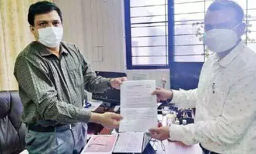 പ്ര​വാ​സി വി​ഷ​യ​ങ്ങ​ൾ: നോ​ർ​ക്ക സി.​ഇ.​ഒ​ക്ക് ഒ.​​െഎ.സി.​സി നി​വേ​ദ​നം ന​ൽ​കി