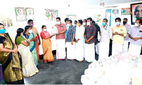 ദ​മ്മാം ഒ.​​െഎ.​സി.​സി ഭ​ക്ഷ്യ​കി​റ്റു​ക​ൾ വി​ത​ര​ണം ചെ​യ്തു