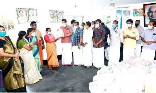 ദ​മ്മാം ഒ.​​െഎ.​സി.​സി ഭ​ക്ഷ്യ​കി​റ്റു​ക​ൾ വി​ത​ര​ണം ചെ​യ്തു