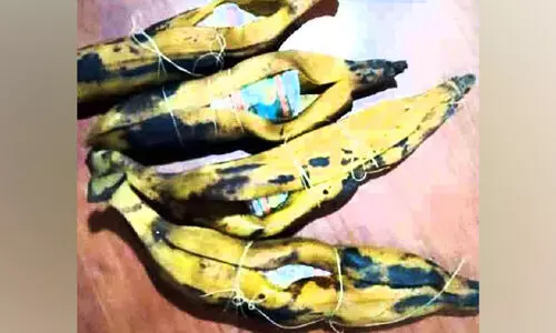 കോ​വി​ഡ് ചി​കി​ത്സ​കേ​ന്ദ്ര​ത്തി​ൽ പ​ഴ​ത്തൊ​ലി​യി​ല്‍ പൊ​തി​ഞ്ഞ ബീ​ഡി​യും ല​ഹ​രി​വ​സ്തു​ക്ക​ളും