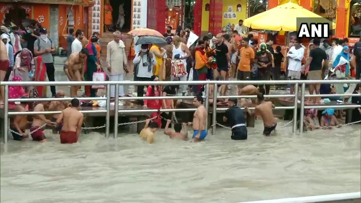 കോവിഡ്​ നിയന്ത്രണം ലംഘിച്ച്​ ഹരിദ്വാറിൽ ഗംഗസ്​നാനം; പ​ങ്കെടുത്തത്​ നിരവധിപേർ