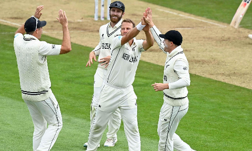 ബാറ്റിങ്ങിൽ പിഴച്ച്​ ഇന്ത്യ; ഇനി കളി ബൗളർമാരുടെ കൈയ്യിൽ