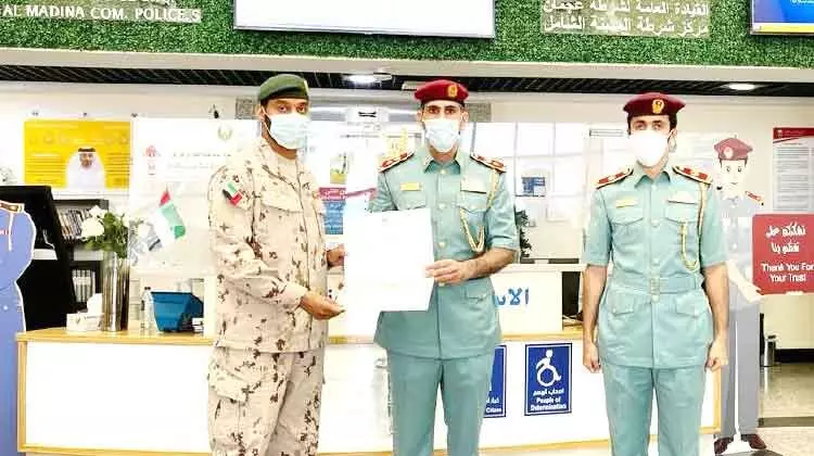 ജലാശയത്തില് വീണ സ്ത്രീയെ രക്ഷിച്ച വ്യക്തിക്ക് പൊലീസിെൻറ ആദരം ജലാശയത്തില് വീണ സ്ത്രീയെ രക്ഷിച്ച വ്യക്തിക്ക് പൊലീസിെൻറ ആദരം