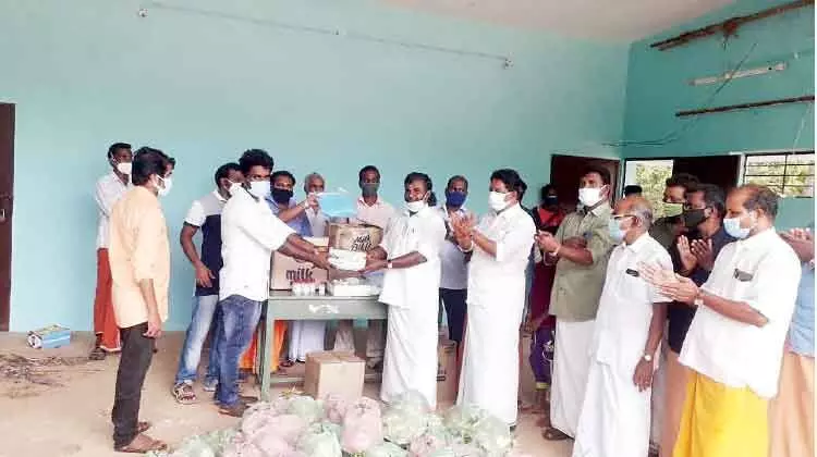 വിസ്മയ കുവൈത്ത് മെഡിക്കല് കിറ്റുകളും ഭക്ഷ്യോൽപന്നങ്ങളും നൽകി വിസ്മയ കുവൈത്ത് മെഡിക്കല് കിറ്റുകളും ഭക്ഷ്യോൽപന്നങ്ങളും നൽകി