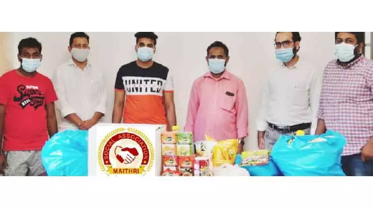 മൈത്രി ഭക്ഷ്യധാന്യ കിറ്റുകൾ നൽകുന്നു മൈത്രി ഭക്ഷ്യധാന്യ കിറ്റുകൾ നൽകുന്നു