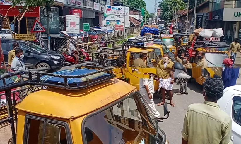 റോഡുകൾ നിശ്ചലം: ഇന്ധന വിലക്കൊള്ളക്കെതിരെ പ്രതിഷേധമിരമ്പി റോഡുകൾ നിശ്ചലം: ഇന്ധന വിലക്കൊള്ളക്കെതിരെ പ്രതിഷേധമിരമ്പി