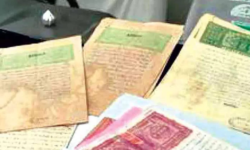 വീട്ടിലെത്തിയുള്ള ഭൂമി രജിസ്ട്രേഷന് കടമ്പകൾ; രോഗികൾ വലയുന്നു വീട്ടിലെത്തിയുള്ള ഭൂമി രജിസ്ട്രേഷന് കടമ്പകൾ; രോഗികൾ വലയുന്നു