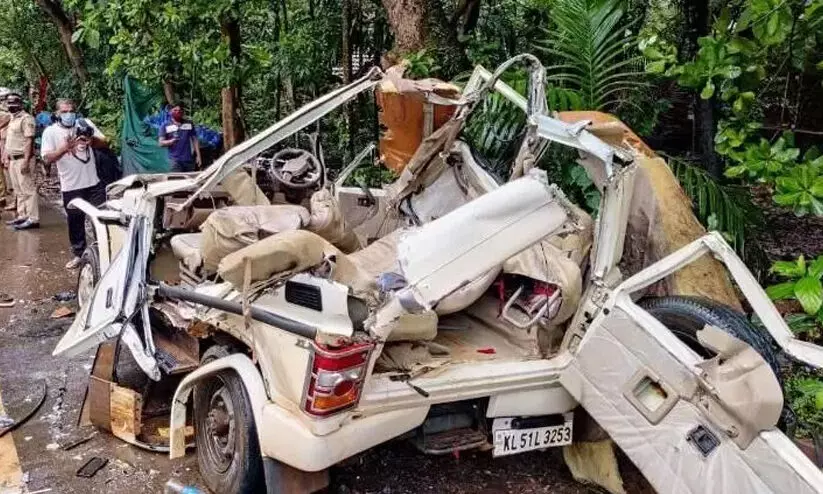 ചോരമണം മാറുംമുമ്പ് ചുരുളഴിയുന്നത് ദുരൂഹതകൾ; മൂന്നു വാഹനങ്ങളിലായി 15 പേര്, ചിലര്ക്ക് ക്രിമിനല് പശ്ചാത്തലം ചോരമണം മാറുംമുമ്പ് ചുരുളഴിയുന്നത് ദുരൂഹതകൾ; മൂന്നു വാഹനങ്ങളിലായി 15 പേര്, ചിലര്ക്ക് ക്രിമിനല് പശ്ചാത്തലം