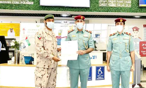 ജലാശയത്തില്‍ വീണ സ്ത്രീയെ രക്ഷിച്ച വ്യക്തിക്ക് പൊലീസി​െൻറ ആദരം