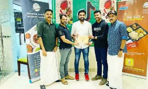 ടി​ക് ടോ​ക് കൂ​ട്ടാ​യ്​​മ ഓ​ക്​​സി​ജ​ൻ കോ​ൺ​സ​ൻ​ട്രേ​റ്റ​ർ ന​ൽ​കി