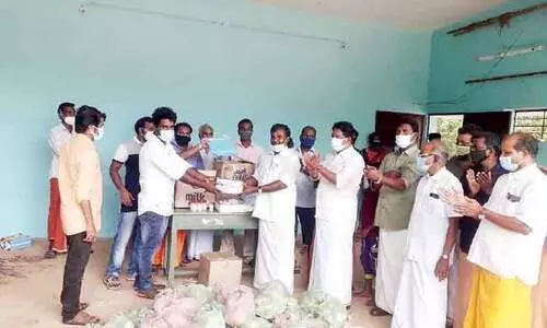 വി​സ്​​മ​യ കു​വൈ​ത്ത്​ മെ​ഡി​ക്ക​ല്‍ കി​റ്റു​ക​ളും ഭ​ക്ഷ്യോ​ൽ​പ​ന്ന​ങ്ങ​ളും ന​ൽ​കി