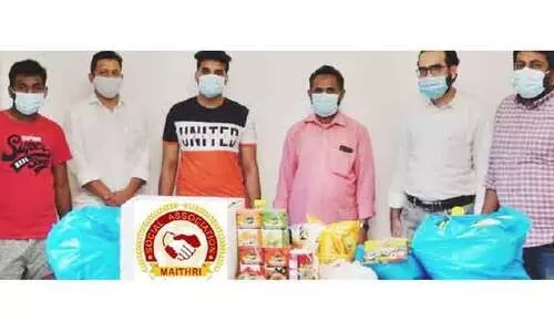 മൈത്രി ഭക്ഷ്യധാന്യ കിറ്റുകൾ നൽകുന്നു