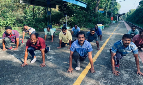 യോഗദിനത്തില്‍ പതിവ് തെറ്റിക്കാതെ ജില്ലാപഞ്ചായത്ത് പ്രസിഡന്‍റ്​ സുരേഷ്‌കുമാര്‍