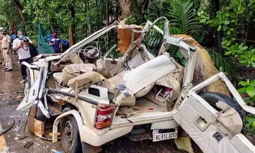 ചോരമണം മാറുംമുമ്പ് ചുരുളഴിയുന്നത് ദുരൂഹതകൾ; മൂന്നു വാഹനങ്ങളിലായി 15 പേര്, ചിലര്ക്ക് ക്രിമിനല് പശ്ചാത്തലം ചോരമണം മാറുംമുമ്പ് ചുരുളഴിയുന്നത് ദുരൂഹതകൾ; മൂന്നു വാഹനങ്ങളിലായി 15 പേര്, ചിലര്ക്ക് ക്രിമിനല് പശ്ചാത്തലം