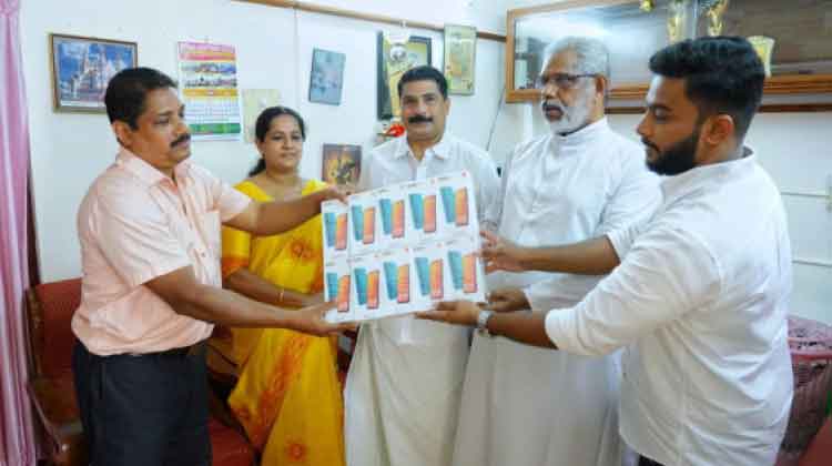 രാമപുരം അസോസിയേഷൻ കുവൈത്ത് മൊബൈൽ ഫോണുകൾ നൽകി രാമപുരം അസോസിയേഷൻ കുവൈത്ത് മൊബൈൽ ഫോണുകൾ നൽകി